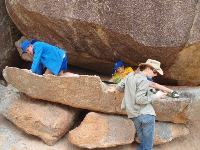 Kellerberrin District School Year 4-5 students monitoring rock-wallabies
