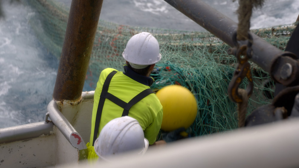 Fisherman deploying trawl as a part of the&nbsp;Fishery Improvement Project (FIP) funded by WWF-Australia and Coles= Victoria= February 2015