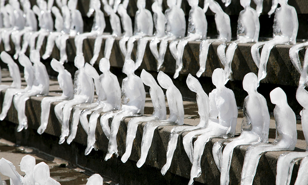 1.000 ice sculptures in the shape of humans symbolising the effect of global warming= Berlin