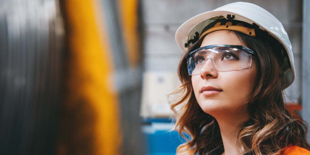 img-woman-in-high-vis-renewable-energy2-1000px