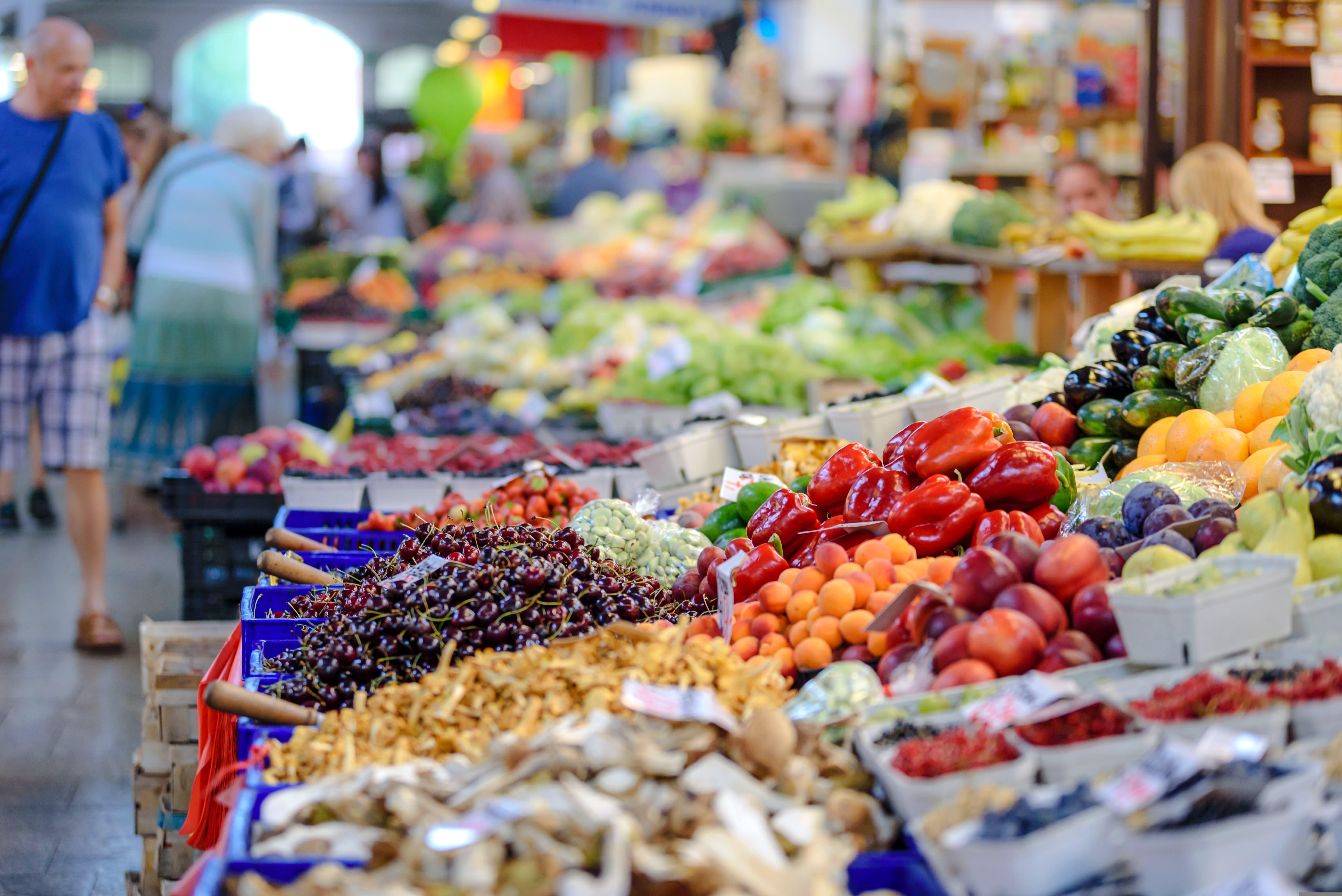 Loose fruits & veggies at farmers market